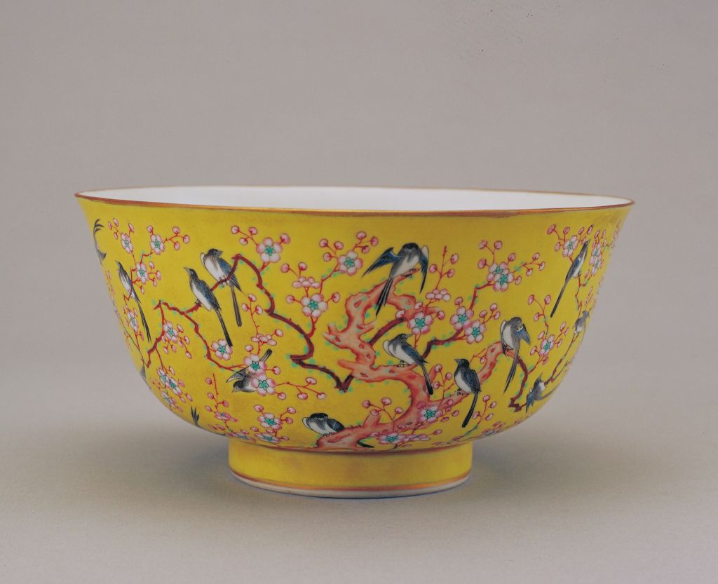 图片[1]-Yellow ground pink plum magpie bowl-China Archive